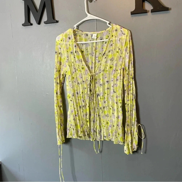H&M yellow floral sheer blouse with tie front XS Pleated A-Line Deep V-Neckline - Picture 3 of 9